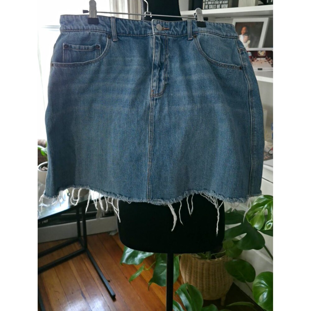 Old Navy Blue Solid Denim Mini Skirt Fringe Frayed Hem Pockets Zip Size 14